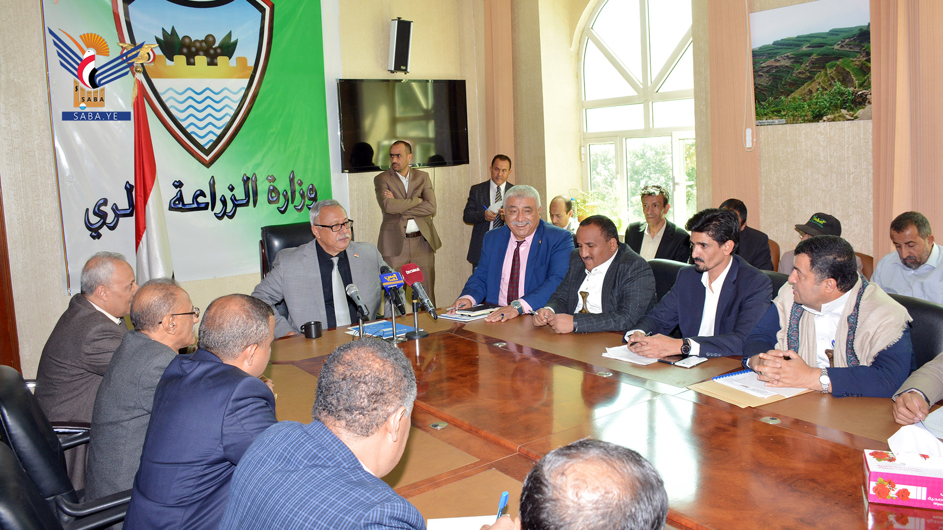 رئيس الوزراء يزور وزارة الزراعة ويناقش مع قيادتها متطلبات النهوض بالأمن الغذائي رئيس الوزراء يزور وزارة الزراعة ويناقش مع قيادتها متطلبات النهوض بالأمن الغذائي