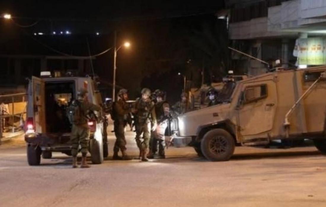 Widerstandskämpfer zielen auf einen Militärposten und ein Aufklärungsflugzeug der feindlichen Armee in Nablus