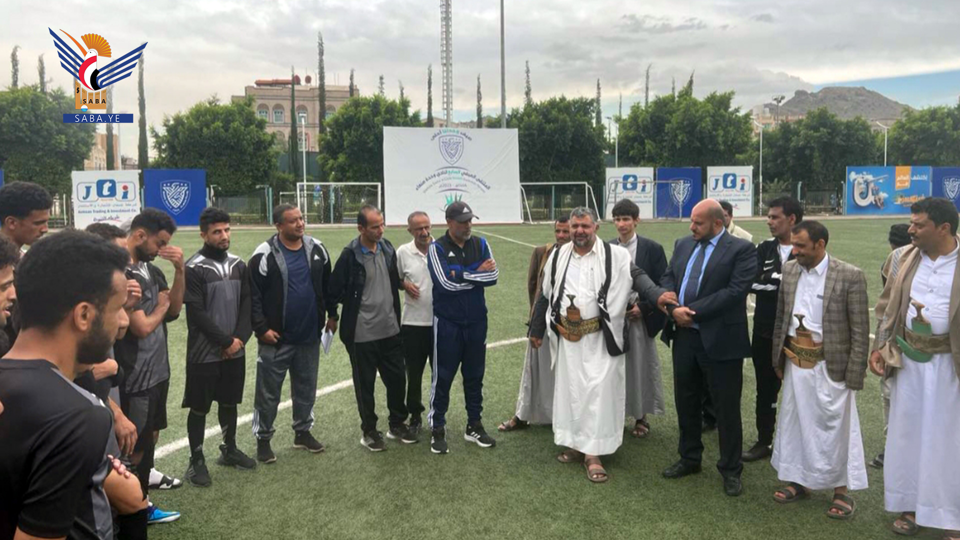 المؤيدي وجمعان يتفقدان عدداً من المرافق بنادي الوحدة وتدريبات الفريق الأول المؤيدي وجمعان يتفقدان عدداً من المرافق بنادي الوحدة وتدريبات الفريق الأول