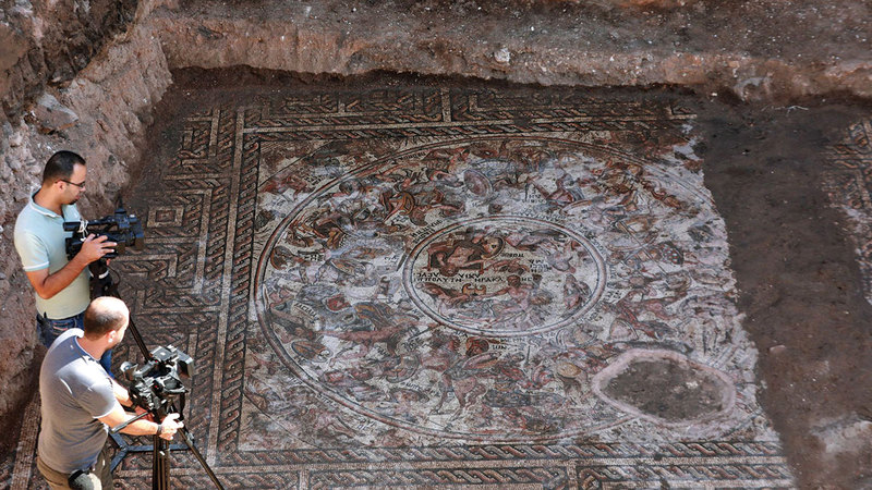 اكتشاف أثري نادر بسوريا للوحة فسيفساء من العصر الروماني لا مثيل لها في العالم