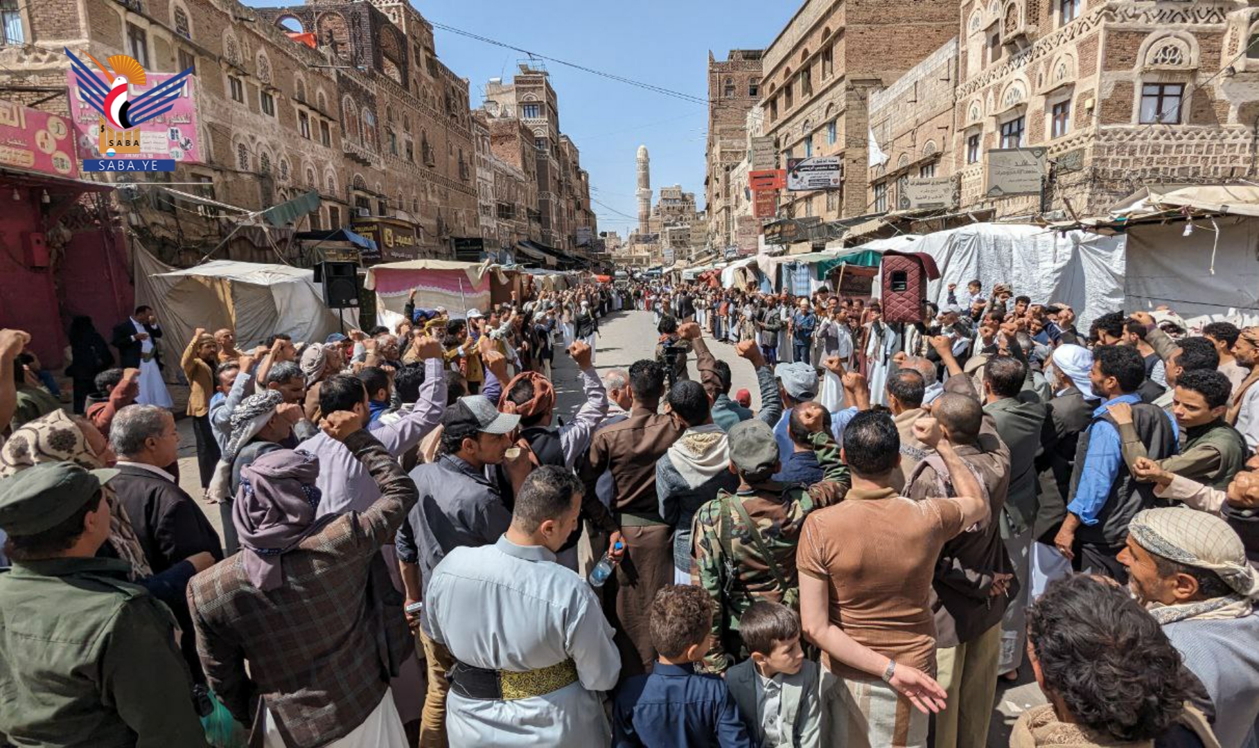 وقفات في أمانة العاصمة لتفويض قائد الثورة ومباركة الإنجازات الأمنية وقفات في أمانة العاصمة لتفويض قائد الثورة ومباركة الإنجازات الأمنية