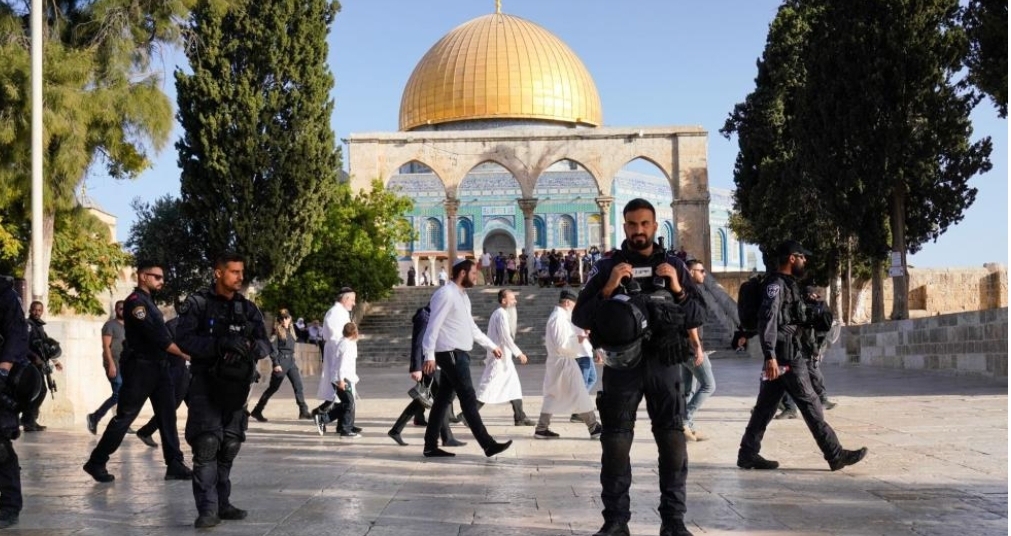 Dozens of settlers renew their storming Al-Aqsa