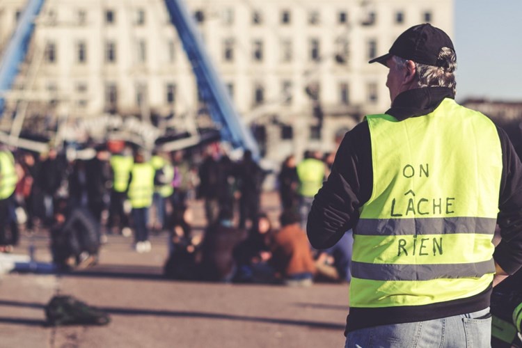 France.. Les « gilets jaunes » descendent à nouveau dans les rues de Paris pour protester contre les prix élevés – Saba
