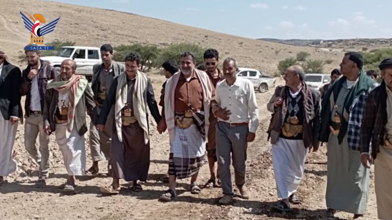 محافظ البيضاء يتفقد مشروع شق وردم طريق في مديرية الملاجم