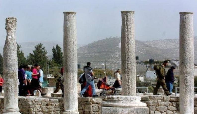 Des colons sionistes prennent d'assaut la zone archéologique de Sebastia, au nord-ouest de Naplouse