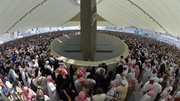 Pilgrims continue to throw Jamarat on second day of Tashreeq Pilgrims continue to throw Jamarat on second day of Tashreeq