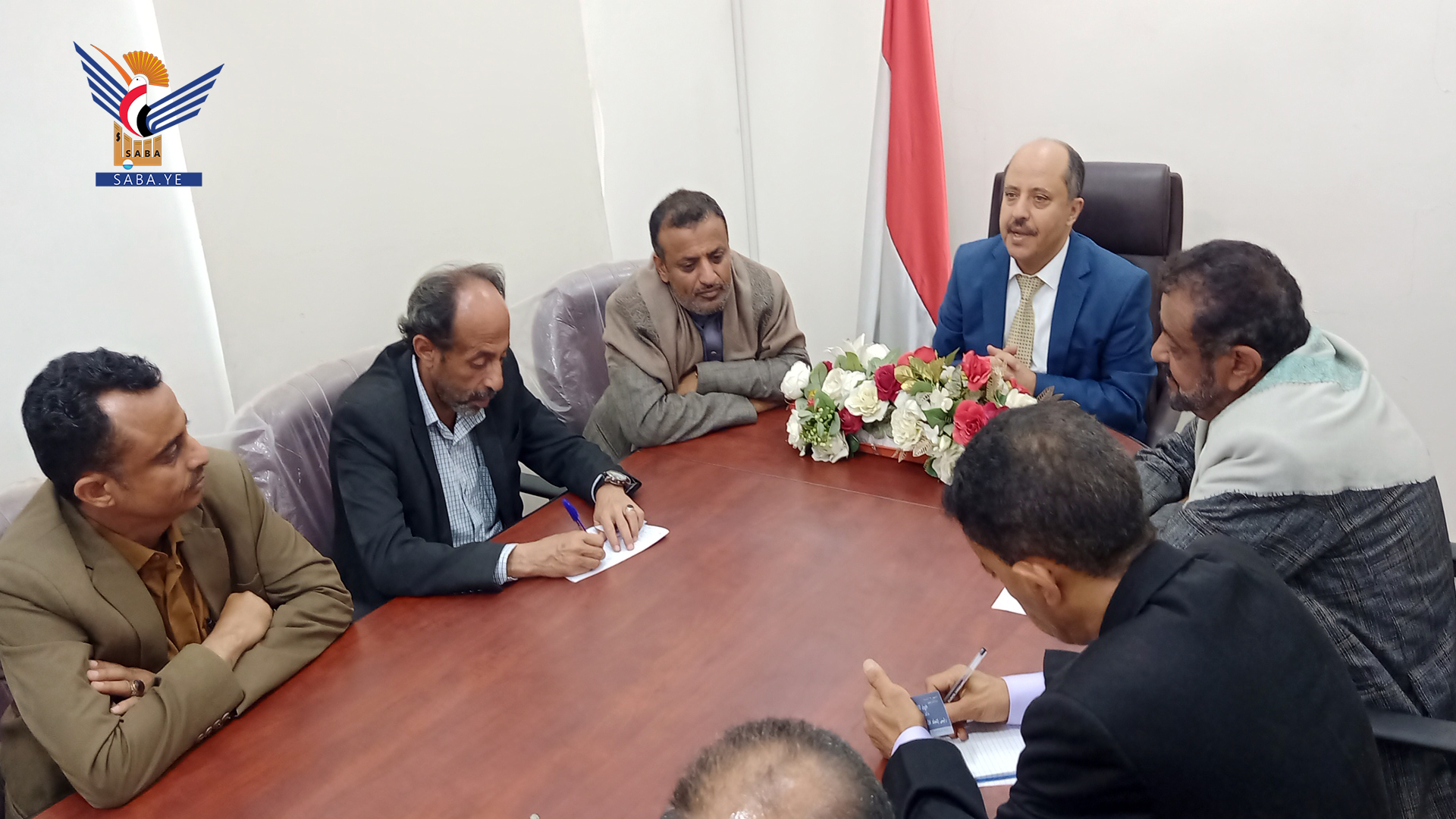 Discuter du niveau de performance du bureau de l'industrie dans le gouvernorat de Taiz