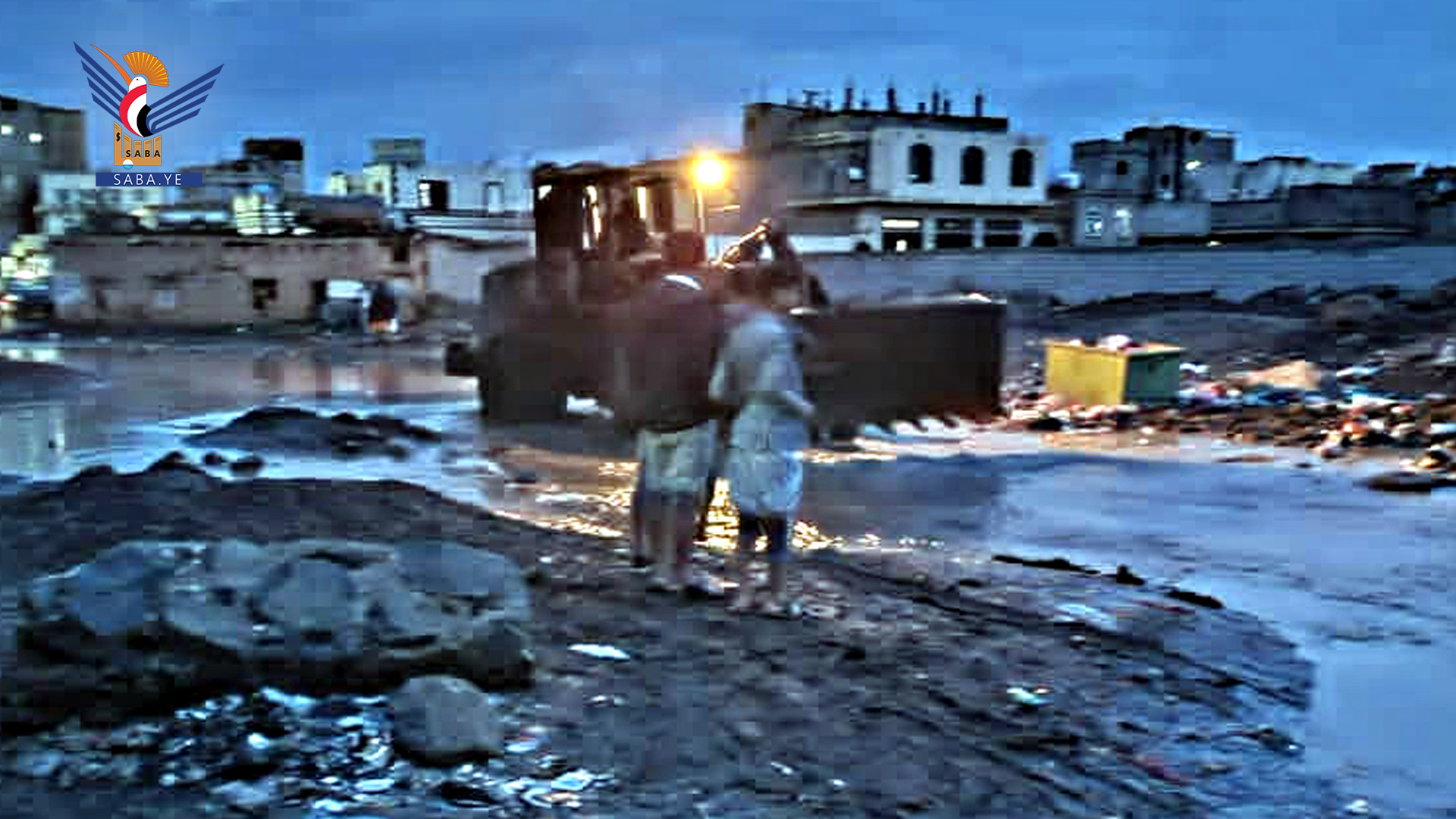   Réalisation de travaux d'urgence pour ouvrir des routes et drainer des eaux torrentielles à Heziaz, Sana'a