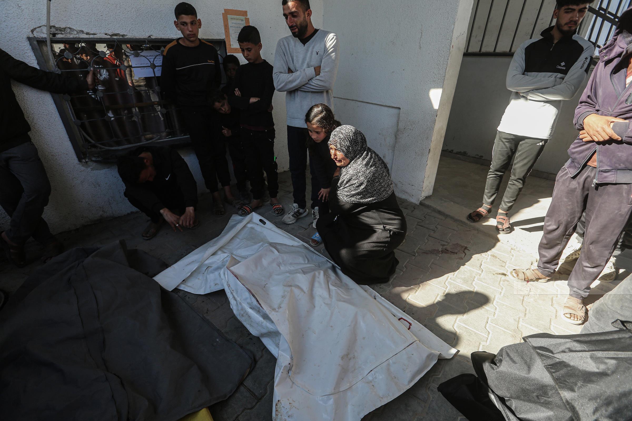 24 mártires como consecuencia del bombardeo del enemigo israelí sobre Beit Lahia, al norte de Gaza. 24 mártires como consecuencia del bombardeo del enemigo israelí sobre Beit Lahia, al norte de Gaza.