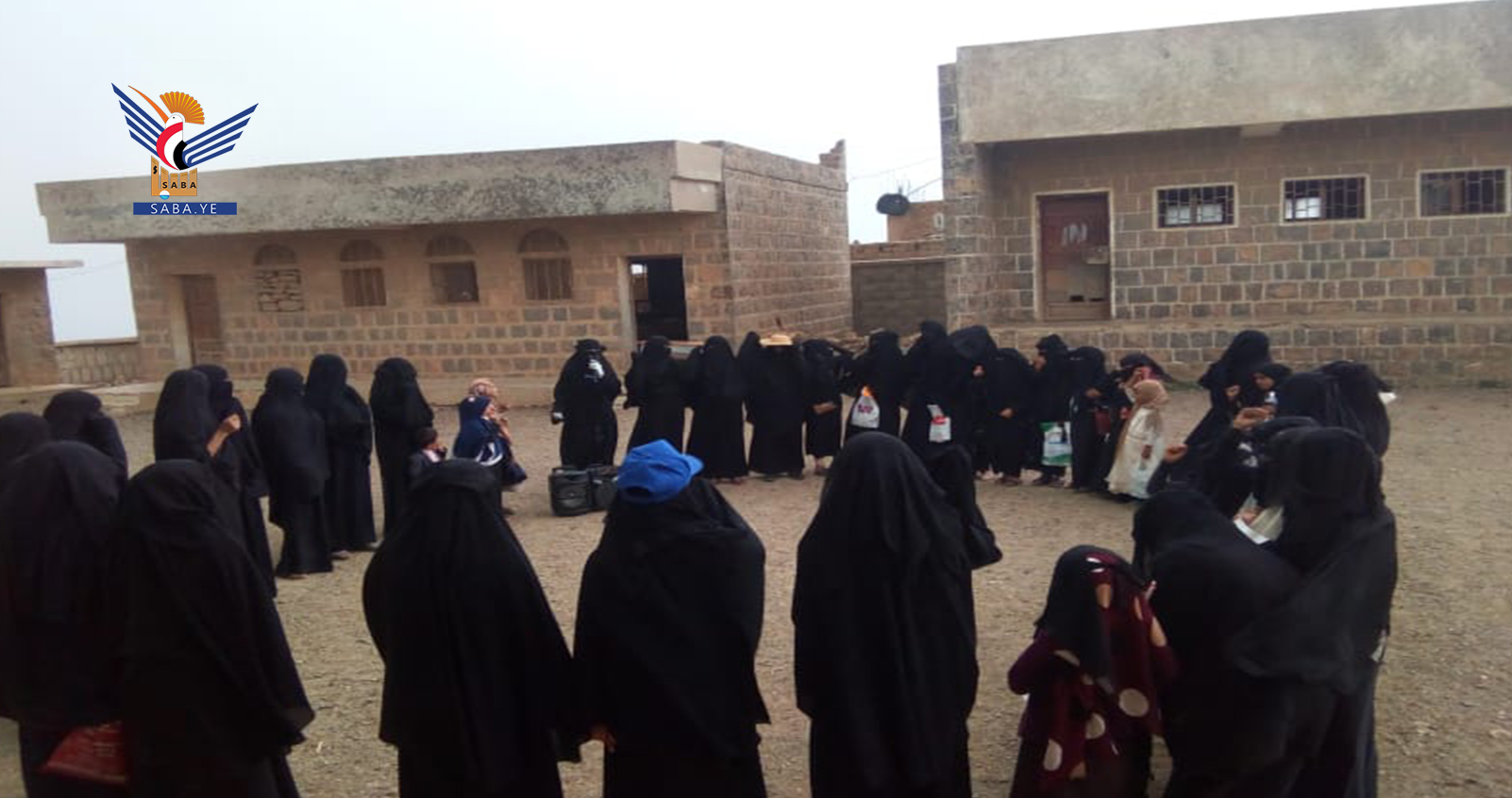 Des femmes organisent un stand à Hajjah pour condamner le crime de viol de filles dans la ville de Hays