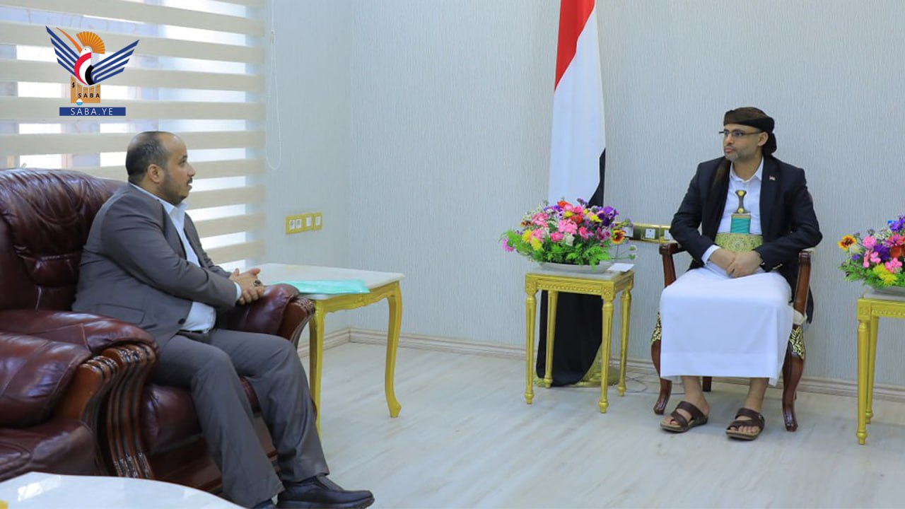El presidente Al-Mashat insta al Ministerio de Industria a brindar facilidades a los importadores a través del puerto de Hodeidah
