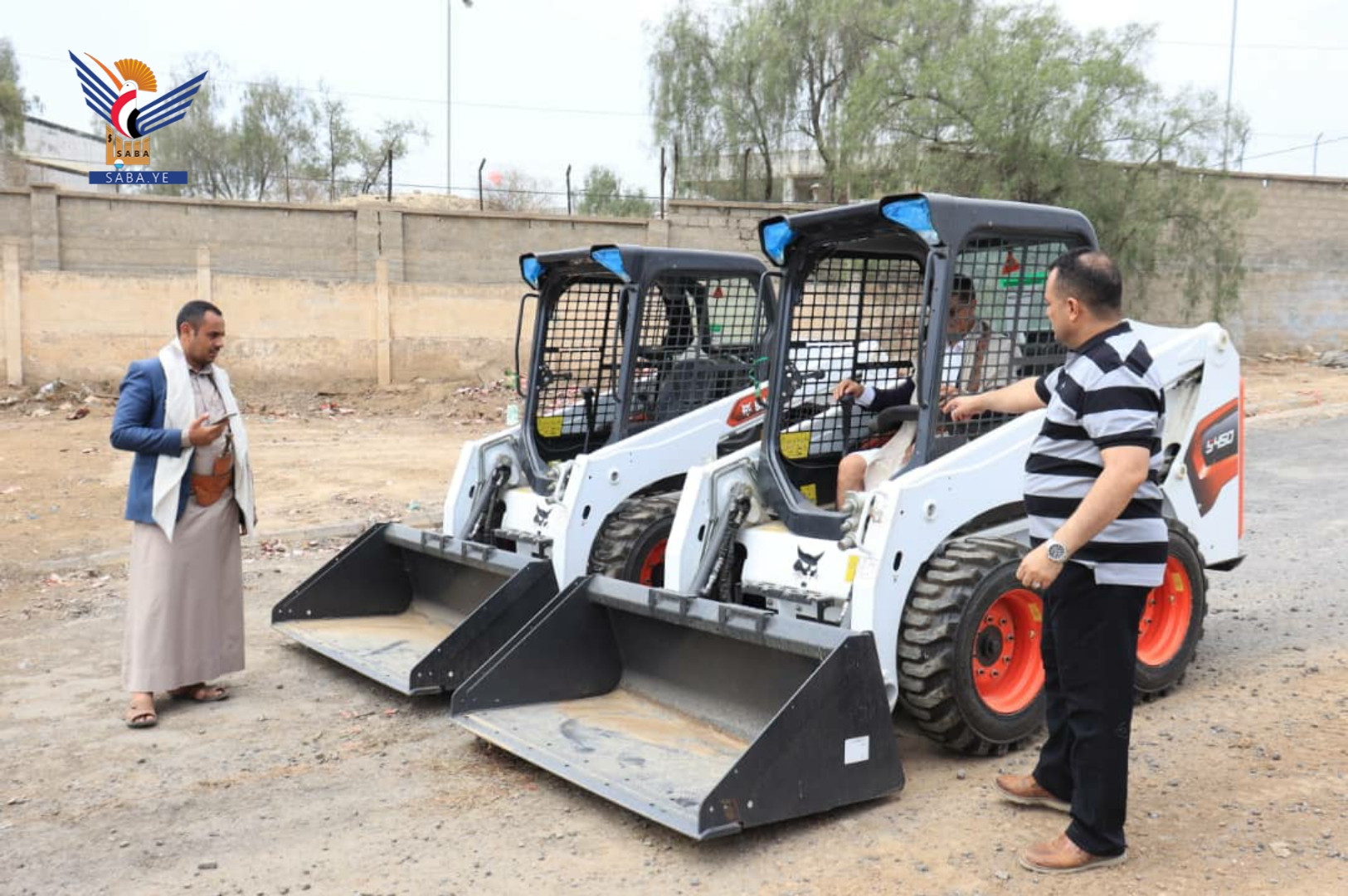 Finance Ministry delivers equipment to executive unit in Sana'a Finance Ministry delivers equipment to executive unit in Sana'a
