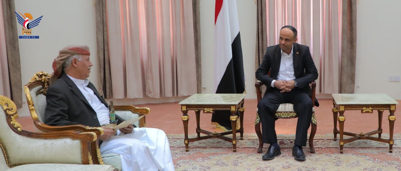 Le président Al-Mashat rencontre le gouverneur d'Ibb