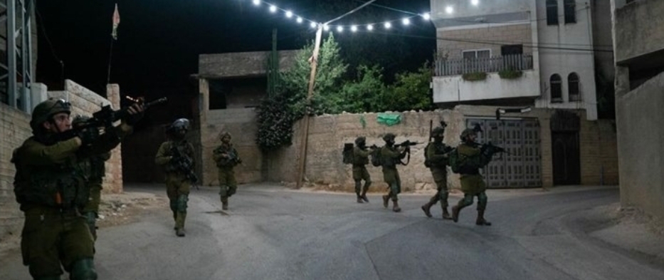 Zionistische Feind verhaftet 7 Palästinenser im besetzten Westjordanland