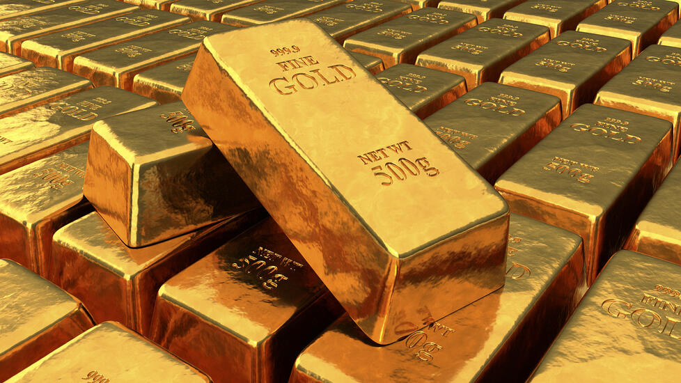 انخفاض أسعار الذهب عند الإغلاق لكنها تحقق مكاسب أسبوعية