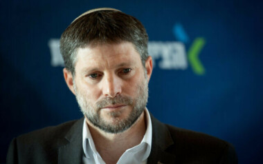 Zionist Minister Smotrich withdraws from conference room after being attacked by attendees 