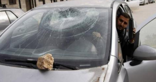 مستوطنون صهاينة يهاجمون مركبات الفلسطينيين على طريق جنين نابلس
