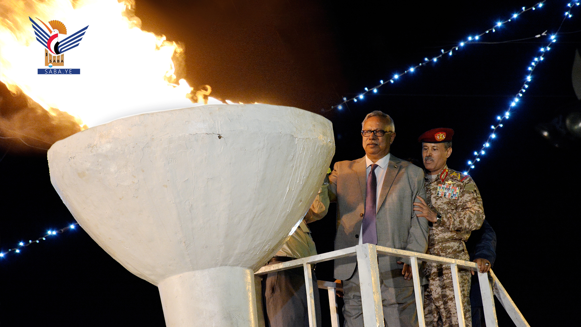 El Primer Ministro presencia la ceremonia de encendido de la llama de la revolución.