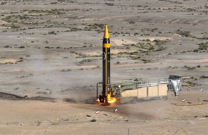 إيران تزيح الستار عن أحدث صواريخها البالستية