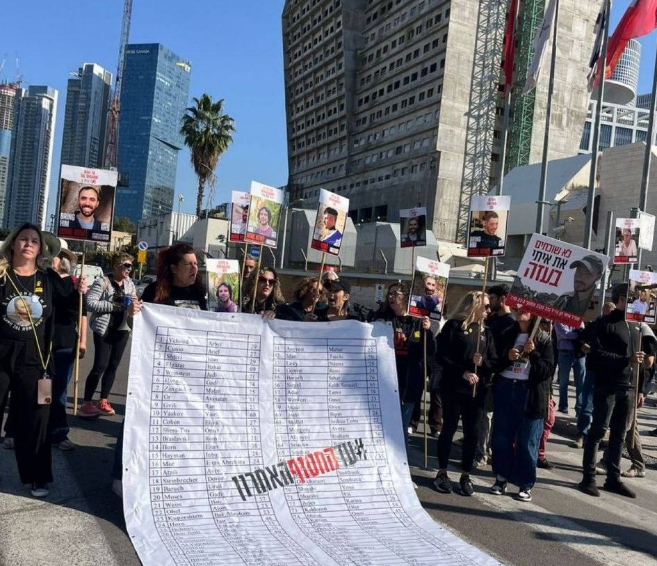 Demonstration in front of headquarters of Zionist Ministry of War