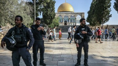 Siedler stürmen Al-Aqsa-Höfe unter Führung des Extremisten „Glick“ Siedler stürmen Al-Aqsa-Höfe unter Führung des Extremisten „Glick“