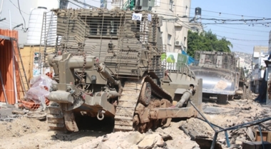 Verletzung von ein Palästinenser bei der feindlichen Erstürmung von Dschenin und der Zerstörung der Infrastruktur