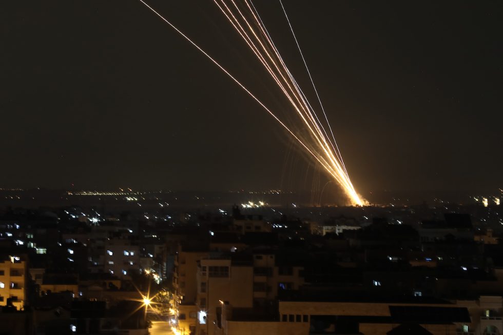 Al-Qassam y Saraya bombardean “Tel Aviv” y las profundidades de la entidad usurpadora con ráfagas de misiles