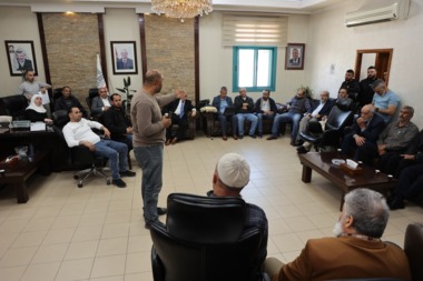 Der zionistische Feind beschlagnahmt 64 Dunams, um eine Siedlung in Hebron zu errichten