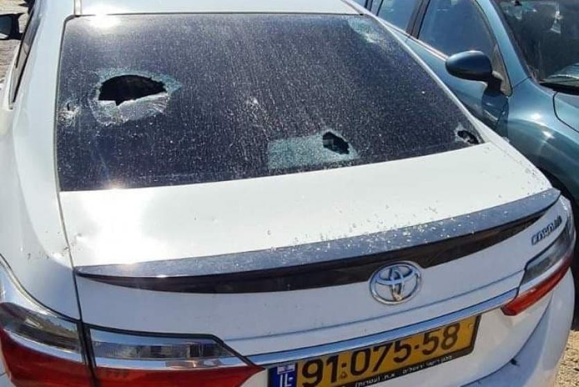 Bandadas de colonos destruyen vehículos palestinos en Yenín