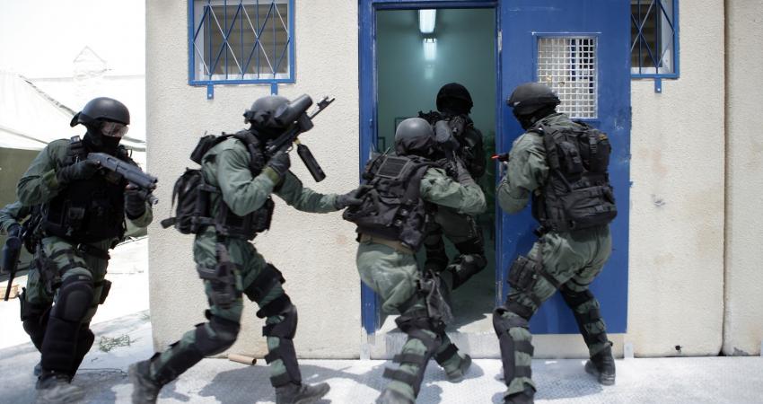 قوات القمع الصهيونية تقتحم سجن 