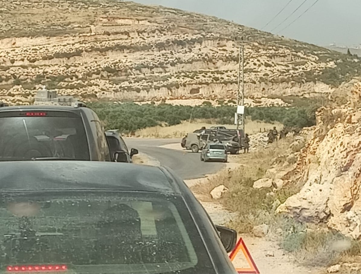 Zionist enemy re-closes two entrances to Al Mughayyir village, east of Ramallah