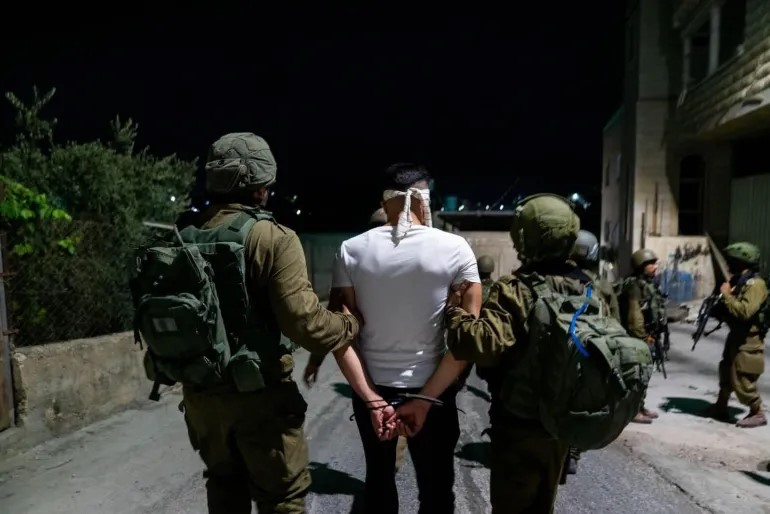 العدو الصهيوني يعتقل 22 فلسطينياً من الضفة الغربية بينهم طفلان وصحفي العدو الصهيوني يعتقل 22 فلسطينياً من الضفة الغربية بينهم طفلان وصحفي