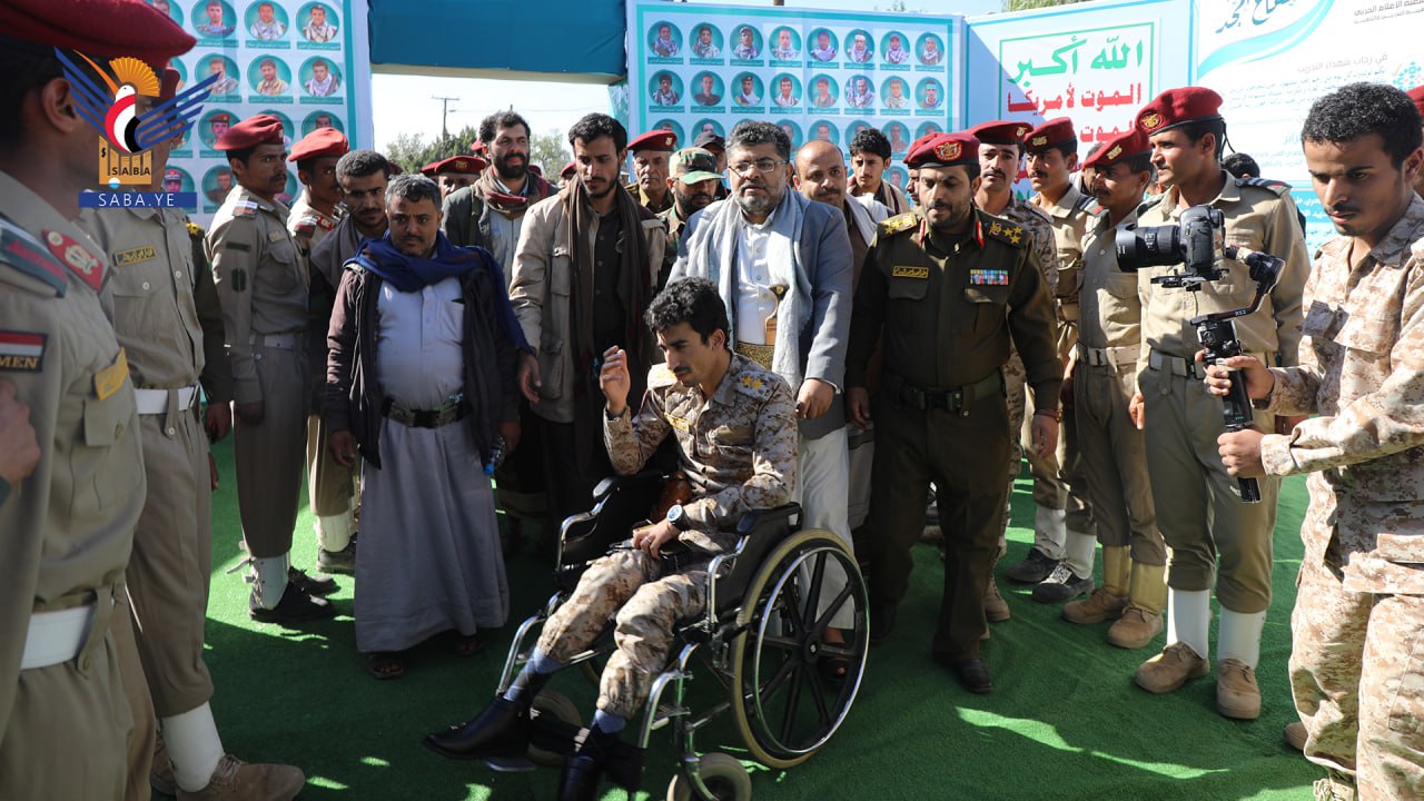Muhammad Ali Al-Houthi eröffnet die Fotoausstellung „Glory Makers“ der Märtyrer der Trainings- und Rehabilitationsbehörde