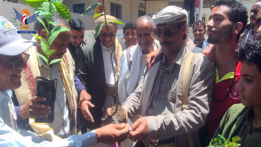 Gouverneur von Taiz weiht die Pflanzung von zweitausend Bäume von Kaffee, Granatapfel und Guaven in Al-Jand ein