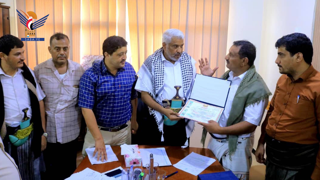 Hodeida governor receives shield & certificate for best Yemeni environment Hodeida governor receives shield & certificate for best Yemeni environment