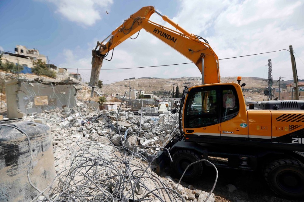 العدو الصهيوني يهدم منزلا ومخزنين بالخليل ويستهدف أراضي الفلسطينيين جنوب قطاع غزة