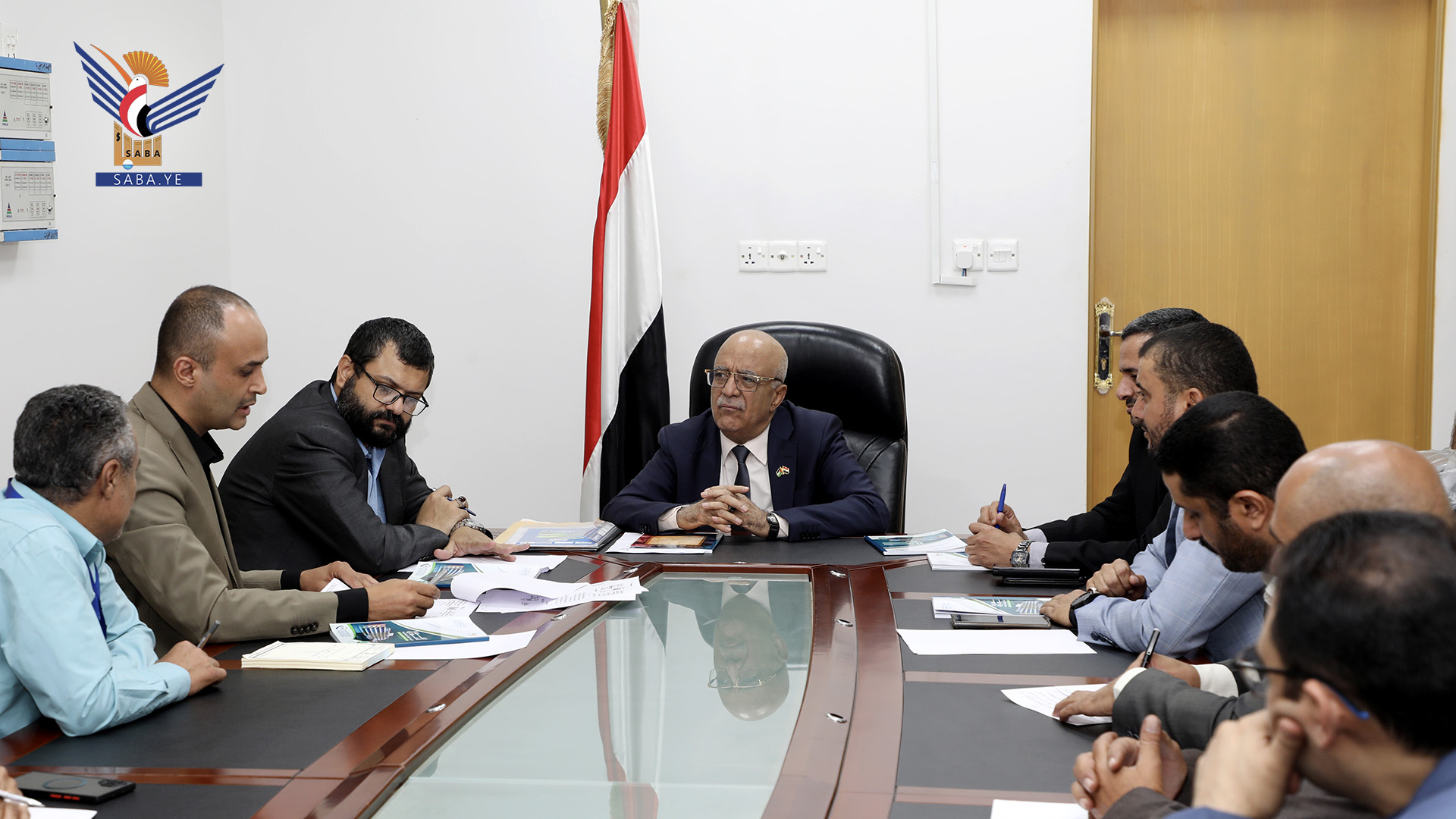الرهوي يطلع على الخدمات الطبية المجانية المقدمة للمرضى بهيئة المستشفى الجمهوري