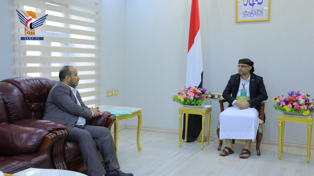Le président Al-Mashat exhorte le ministère de l'Industrie à fournir des installations aux importateurs via le port de Hodeida Le président Al-Mashat exhorte le ministère de l'Industrie à fournir des installations aux importateurs via le port de Hodeida