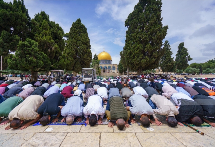 50 ألفا فلسطيني يؤدون صلاة الجمعة في المسجد الأقصى