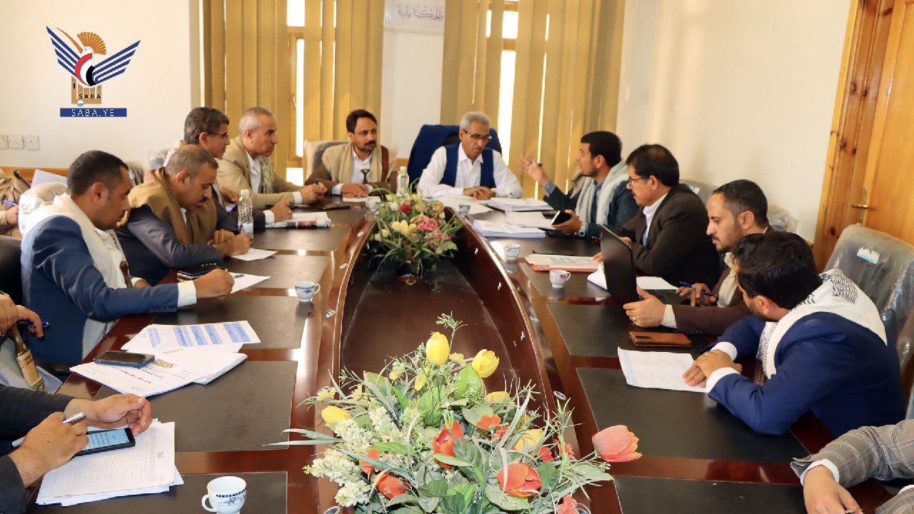 Erörterung des Umsetzungsstands von 1445 AH-Projekten im Gouvernement Sana’a