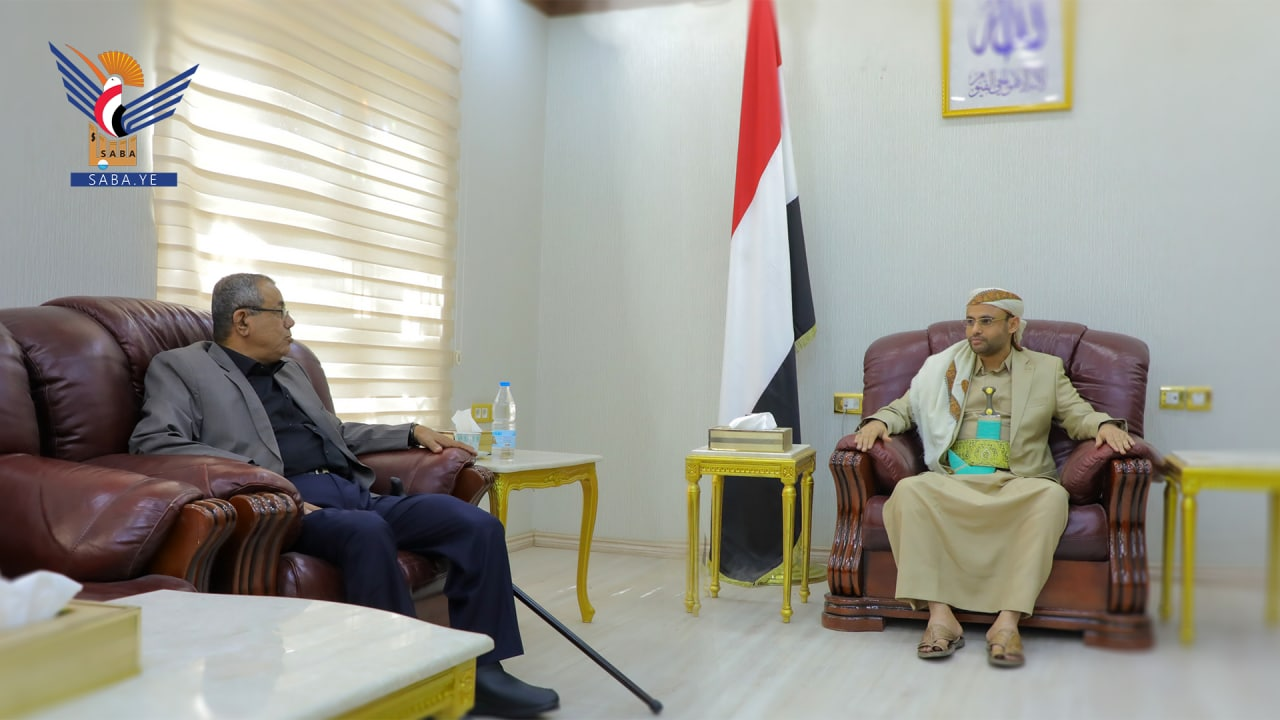 Präsident Al-Mashat diskutiert mit Abu Ras die Entwicklungen auf nationaler Ebene