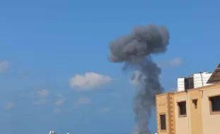 الطيران الحربي الصهيوني يقصف موقعا جنوب غرب مدينة غزة