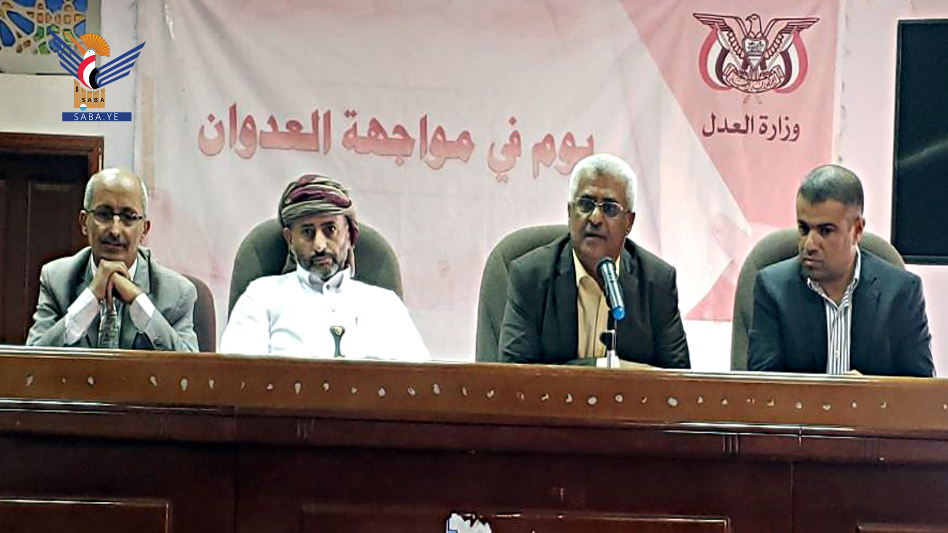 وزير العدل يؤكد اعتماد مبدأ الثواب للموظف المتميز ومعاقبة المسيء وزير العدل يؤكد اعتماد مبدأ الثواب للموظف المتميز ومعاقبة المسيء