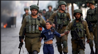 Ousta'rabistes arrête un enfant palestinien de Jérusalem et un autre kidnappe deux jeunes hommes à Turmus Aya
