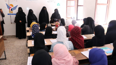 Voir les activités des cours d'été pour filles dans la veille ville  de Sanaa