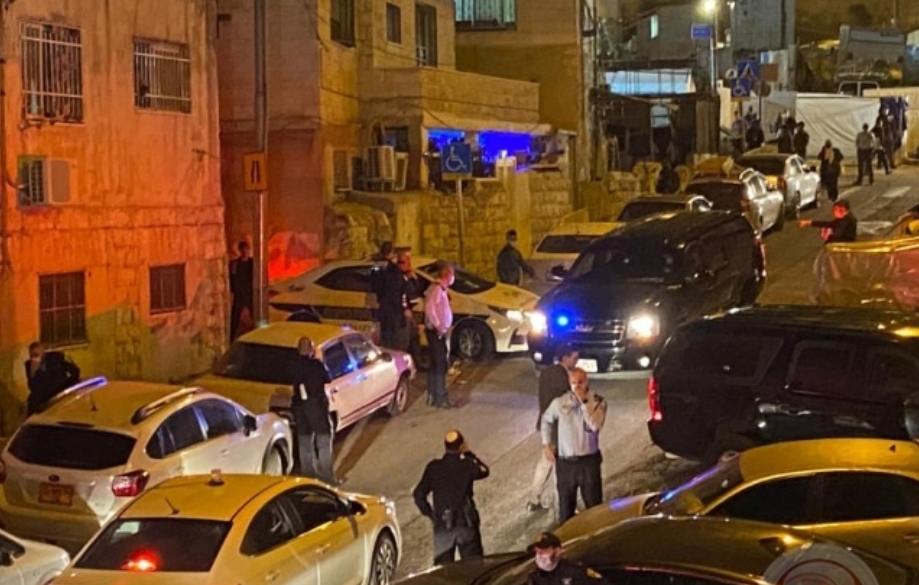 Five maqdisi families empty their houses in preparation for their demolition in Silwan