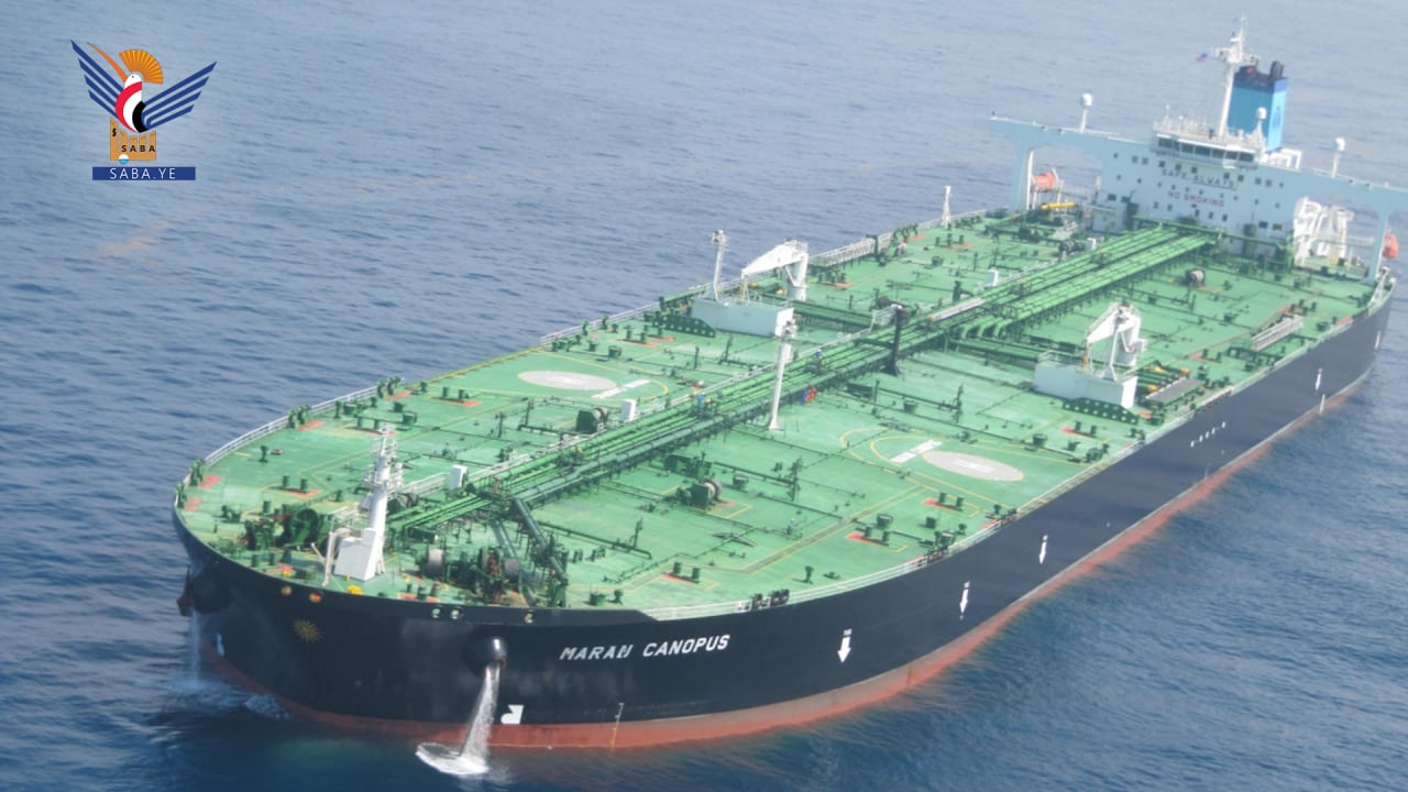 Riesiges Schiff kommt im Hafen von Dabba an zur Blūnderung etwa 2 Millionen Barrel Rohöl 