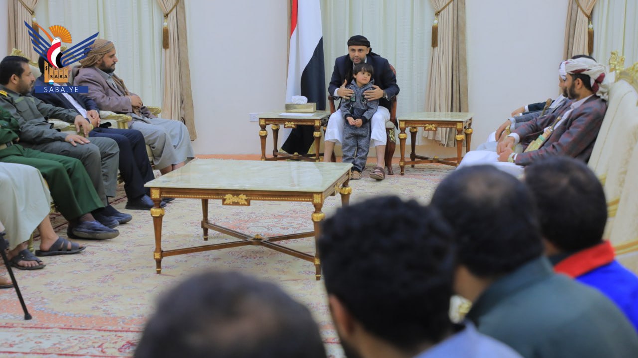 الرئيس المشاط يلتقي والد الطفل الذي اعتدى عليه جندي في البلدية الرئيس المشاط يلتقي والد الطفل الذي اعتدى عليه جندي في البلدية