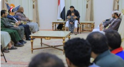 دیدار رئیس المشاط با پدر کودکی که توسط یک سرباز شهرداری سنحان مورد تعرض قرار گرفت