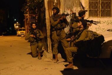 Palestinian youth injured & others arrested during enemy raid on Araba town